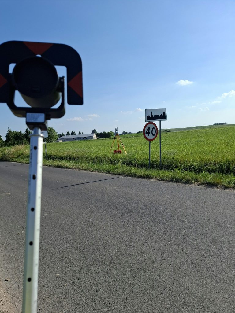Sprzęt geodezyjny podczas pomiaru terenowego z pryzmatem i tachimetrem Leica