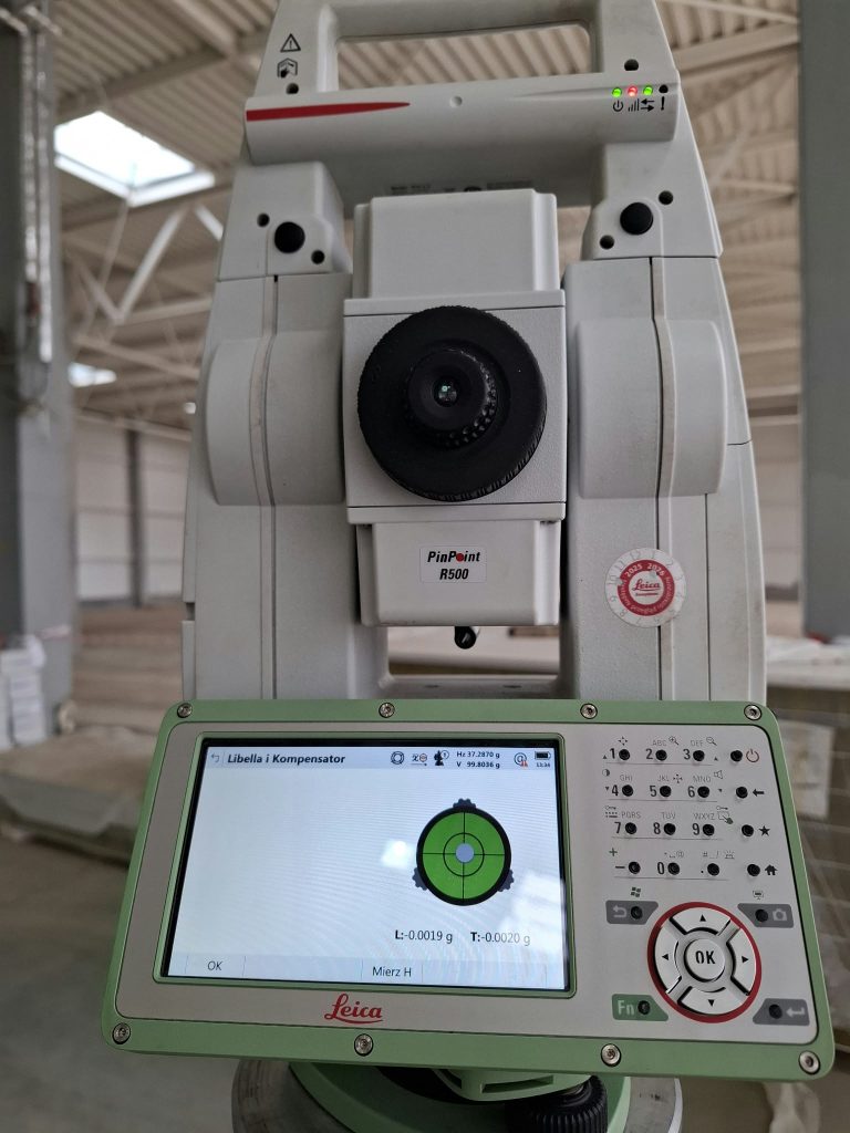 Sprzęt geodezyjny Leica – tachimetr PinPoint R500 z ekranem libelli i kompensatora