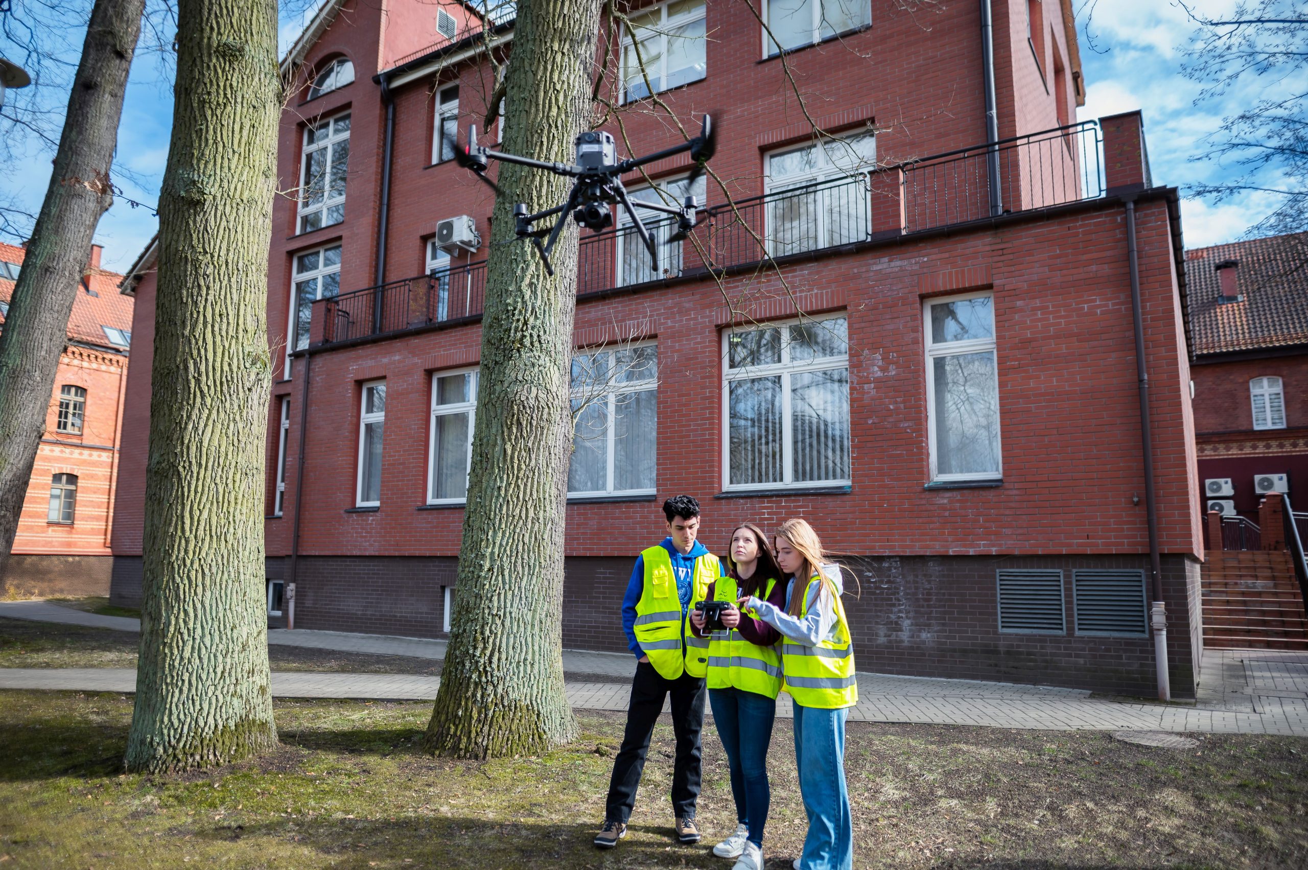 Jak zostać geodetą – pomiary z drona i praca zespołowa w terenie (geodezja)