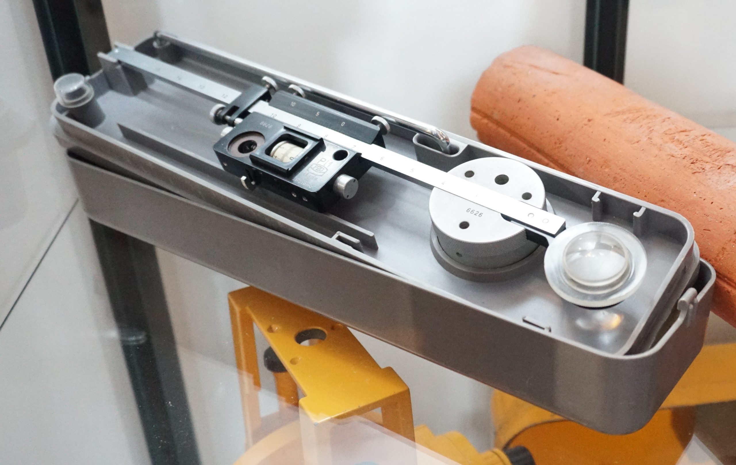 Sprzęt geodezyjny dawniej – planimetr w etui, przyrząd do wyznaczania pola powierzchni