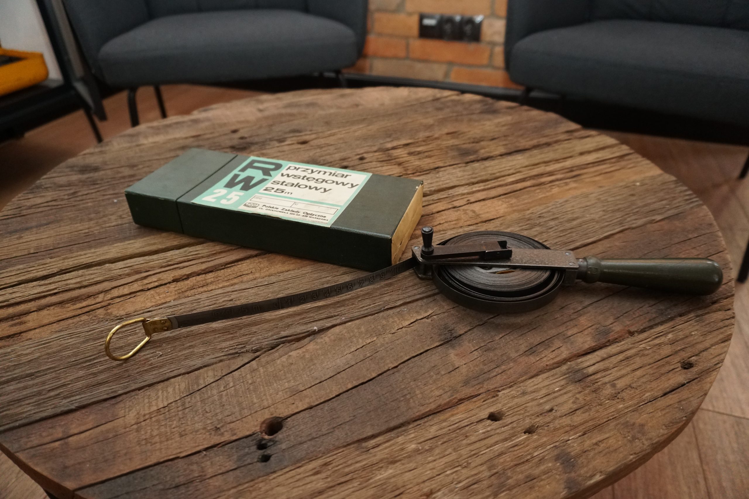 Sprzęt geodezyjny dawniej – przymiar wstęgowy 25 m, taśma stalowa do pomiaru odległości