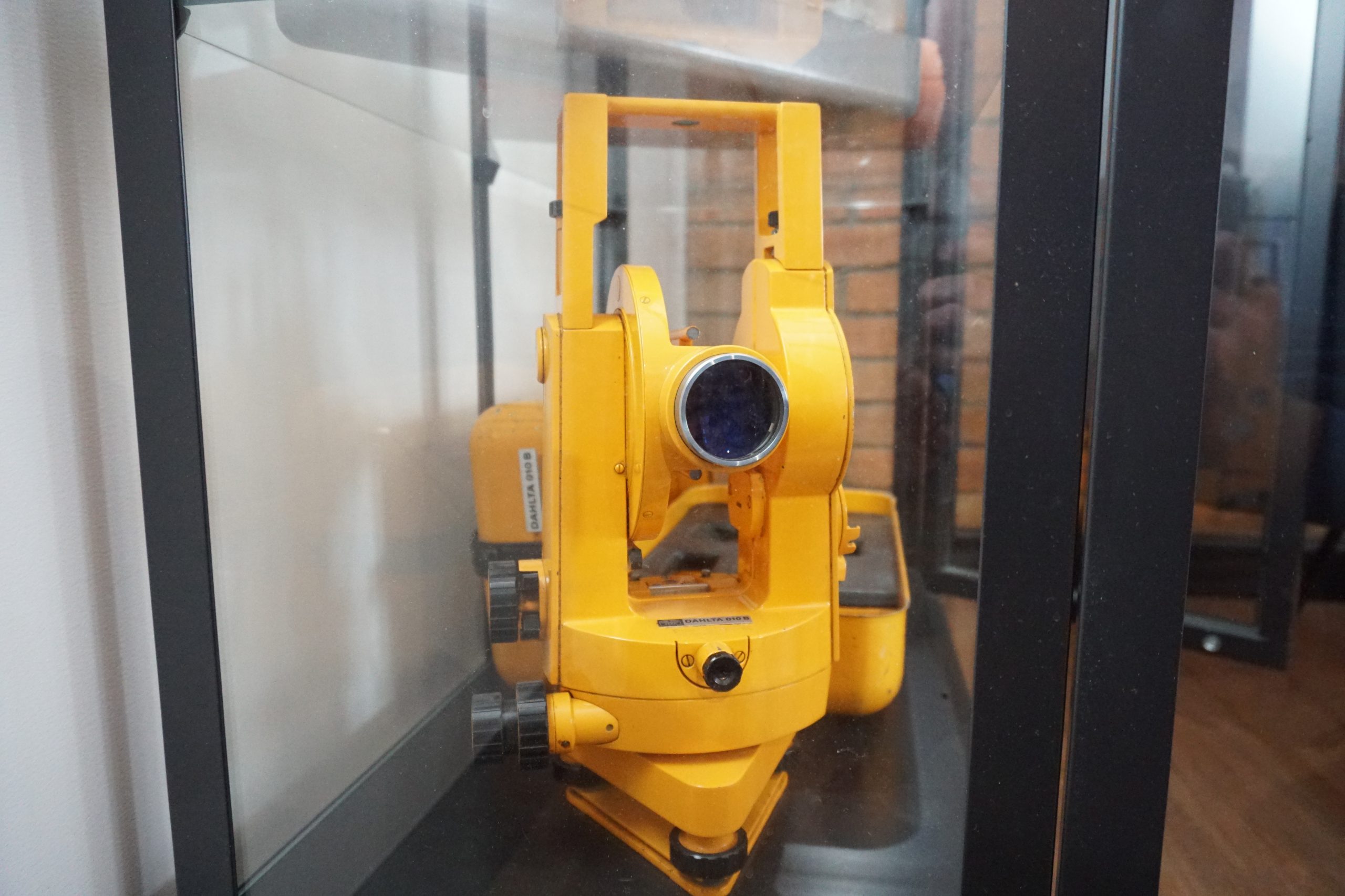 Sprzęt geodezyjny dawniej – niwelator do pomiaru różnicy wysokości (instrument optyczny)