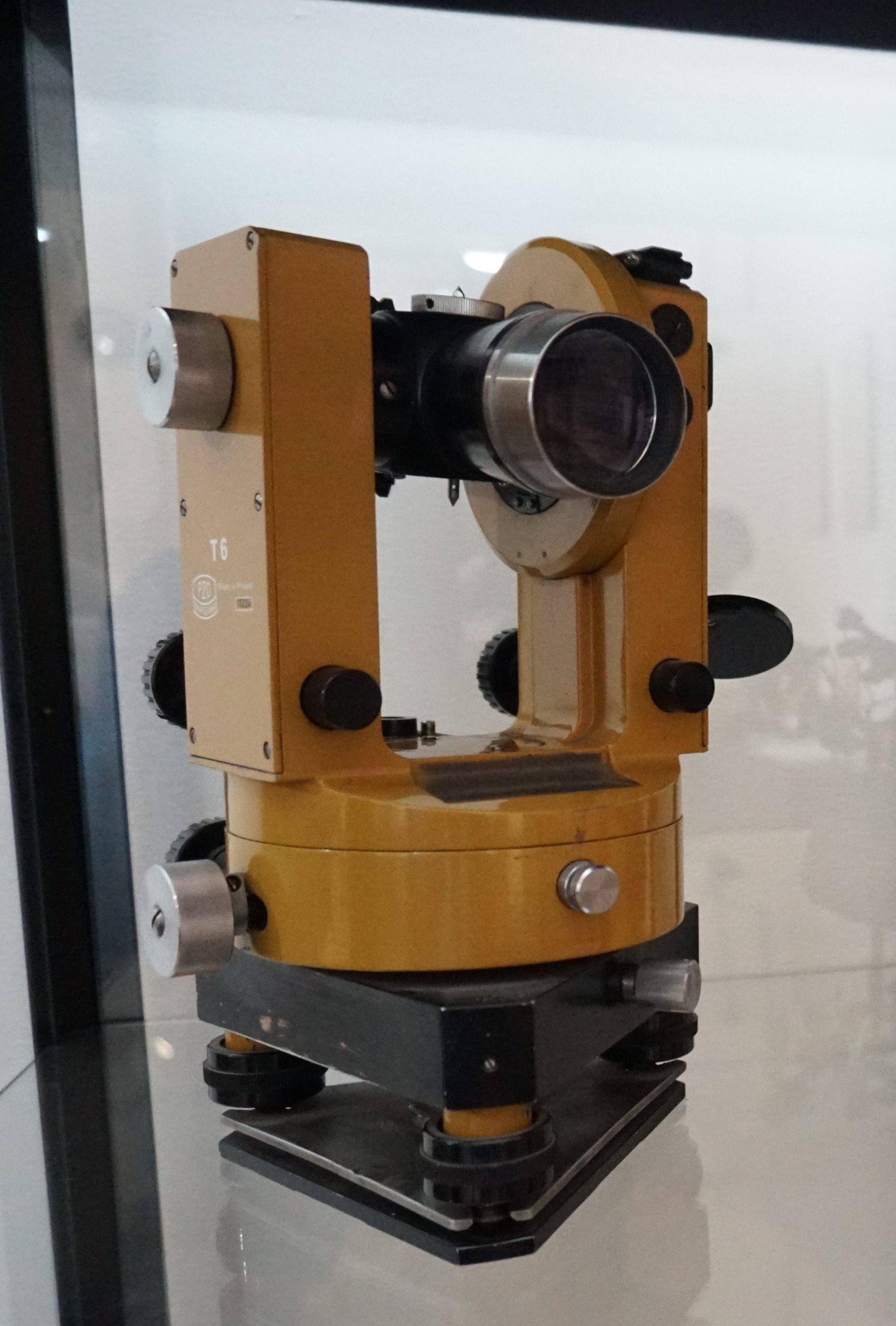 Sprzęt geodezyjny dawniej – teodolit T6 do pomiaru kierunków poziomych i pionowych