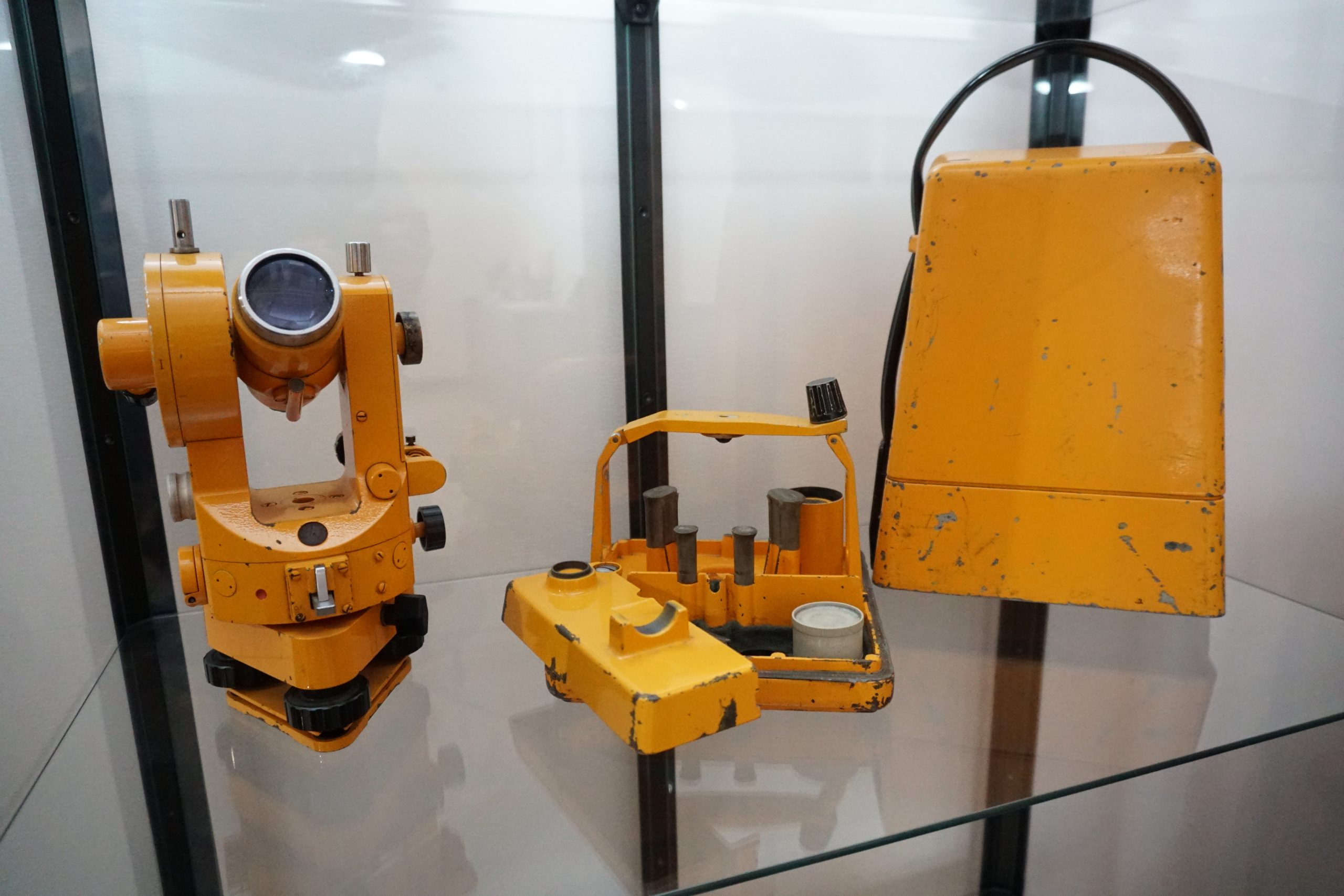 Teodolit THEO 080A - instrument geodezyjny służący do pomiaru kierunków poziomych i pionowych