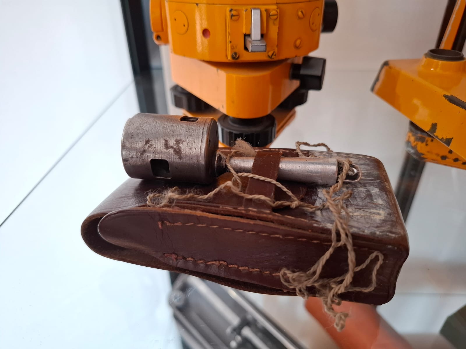 Sprzęt geodezyjny dawniej – węgielnica pryzmatyczna w skórzanym etui do wyznaczania kątów prostych