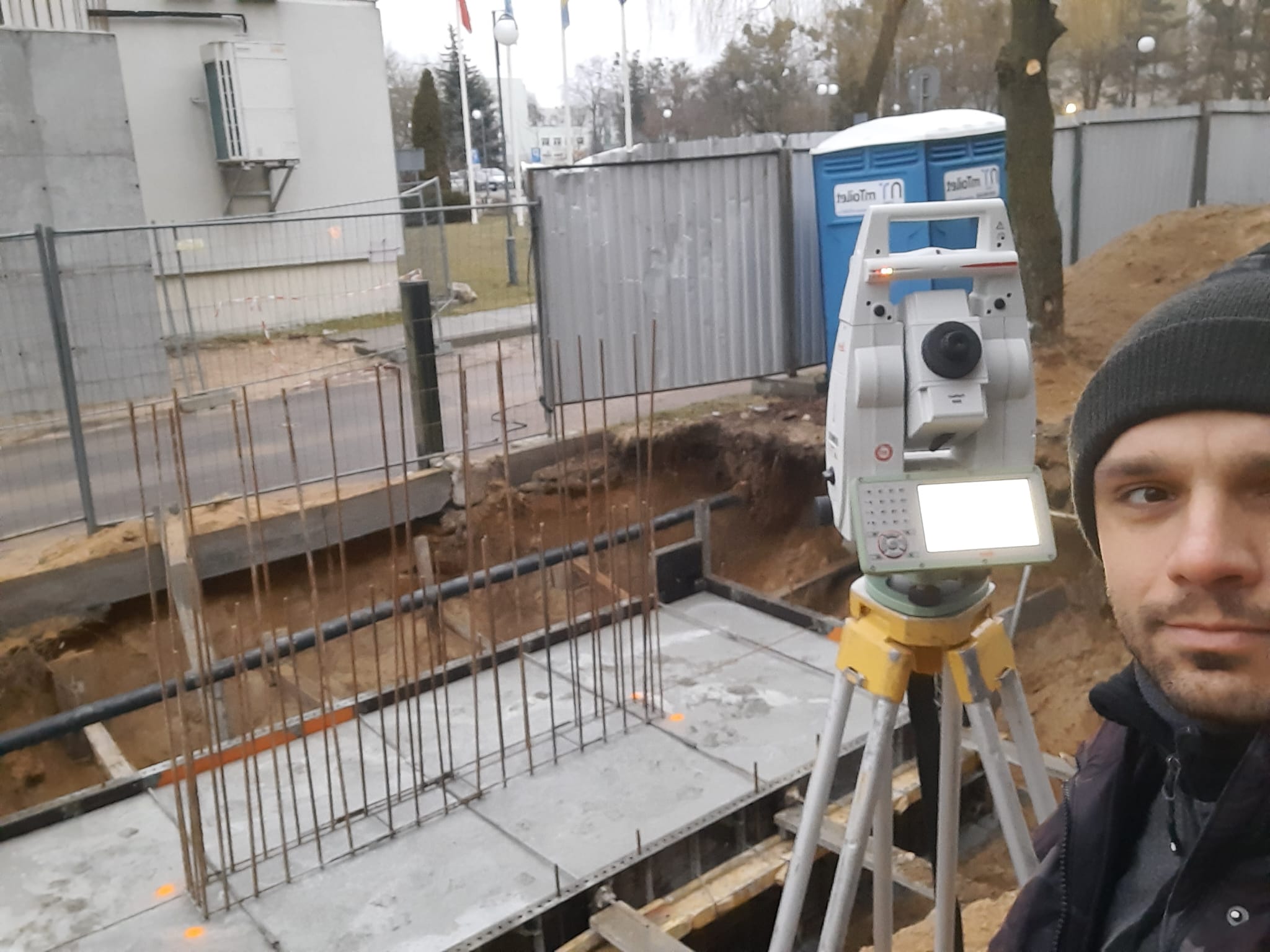 Tyczenie konstrukcji i pomiary geodezyjne przy inwestycji GOPS w Iławie