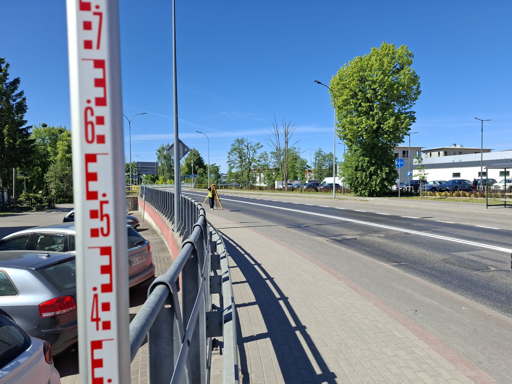 Pomiary geodezyjne przy drodze w ramach kontroli budynku w Iławie